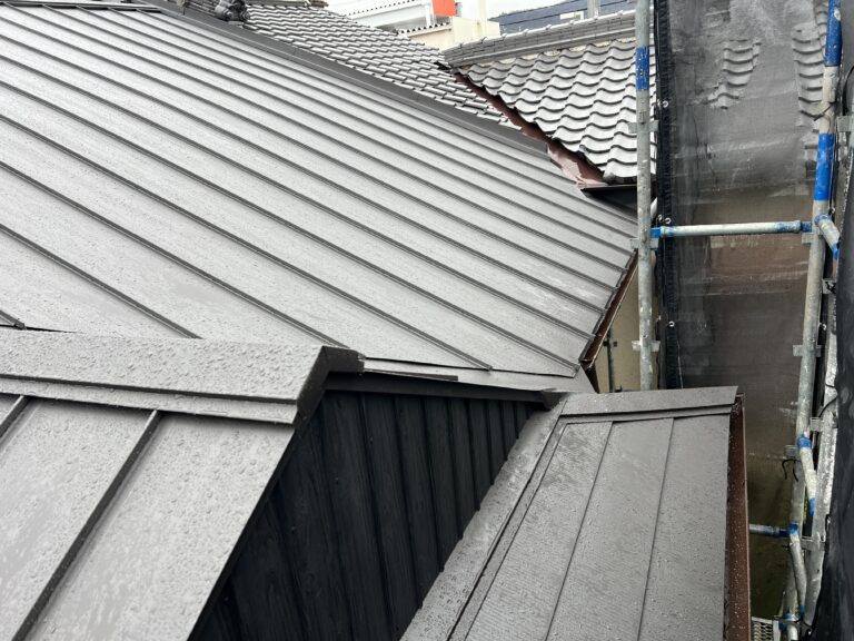 なかやぶ屋根工事店が施工中の金属屋根(ガルバリウム鋼板)